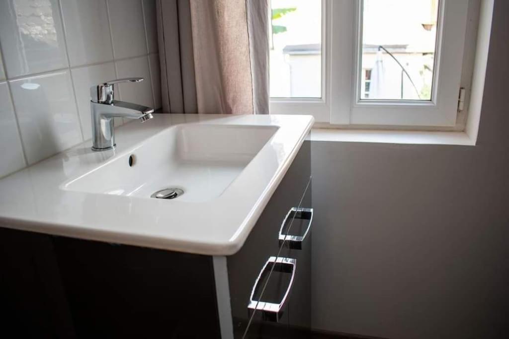 Studio Charmant Confortable Tv Centre Ville Louviers Exterior photo