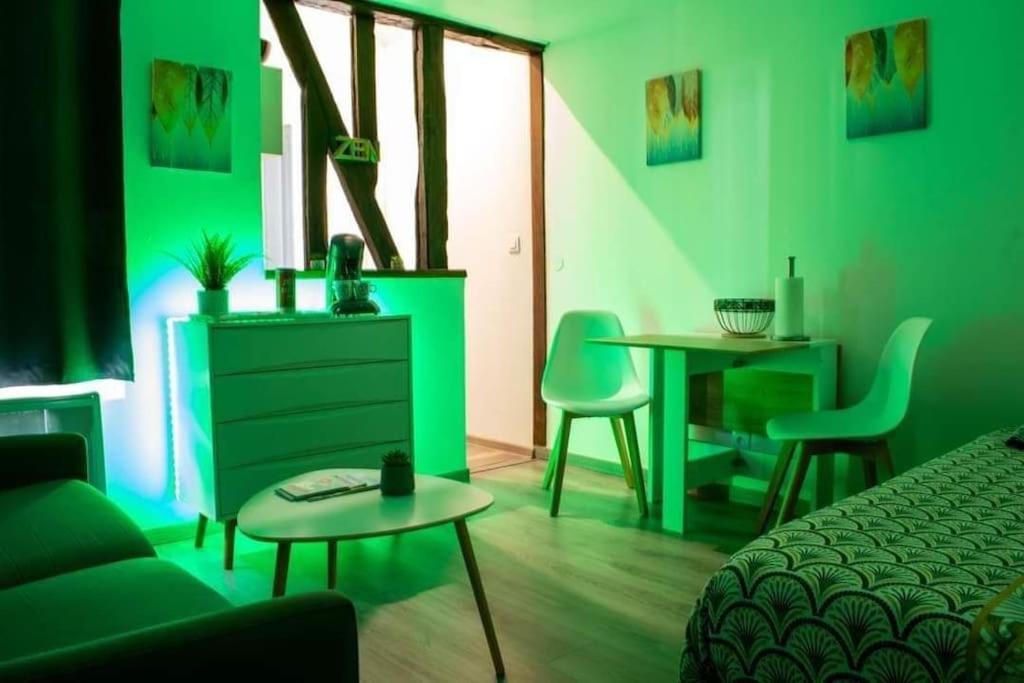 Studio Charmant Confortable Tv Centre Ville Louviers Exterior photo
