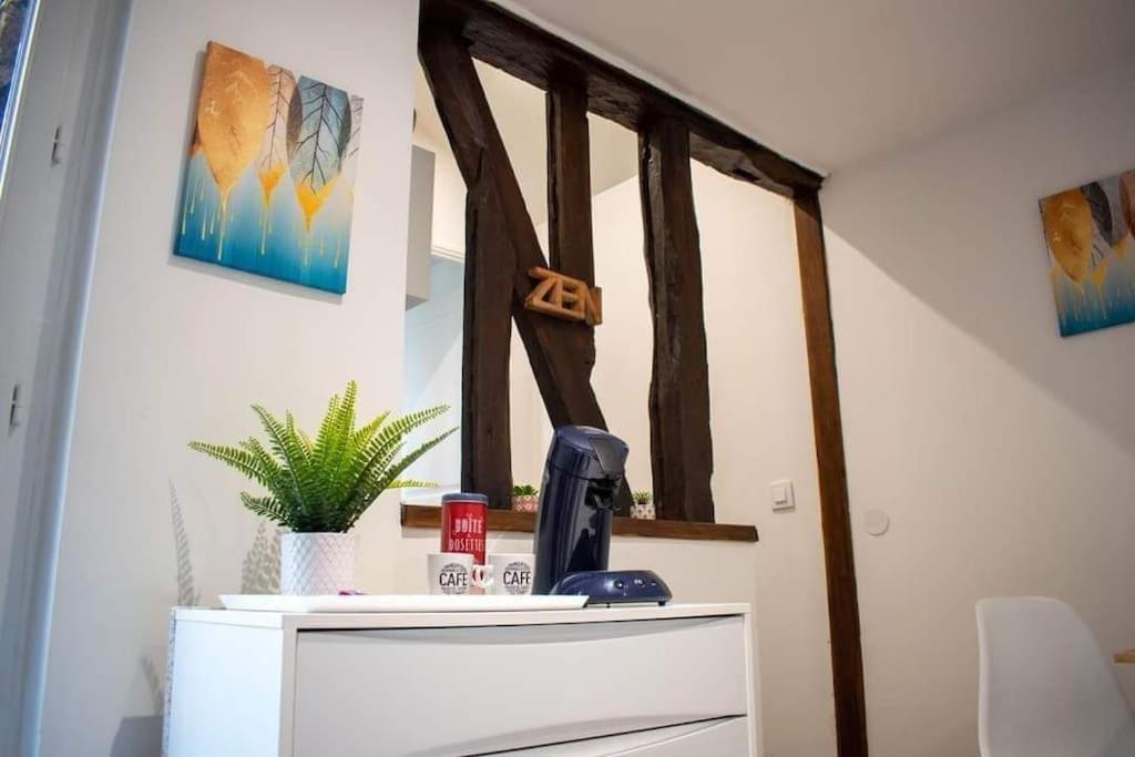 Studio Charmant Confortable Tv Centre Ville Louviers Exterior photo